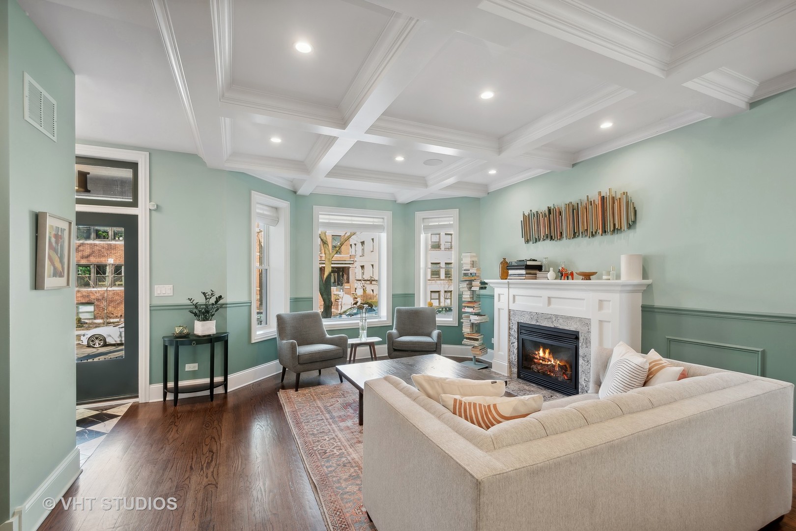 1439 W Farragut Avenue