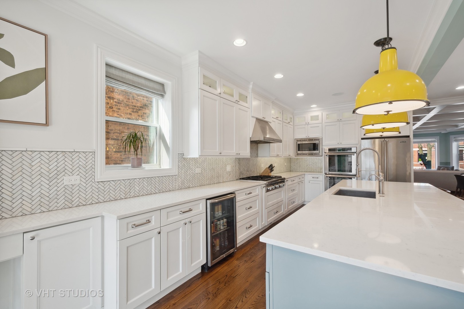 1439 W Farragut Avenue