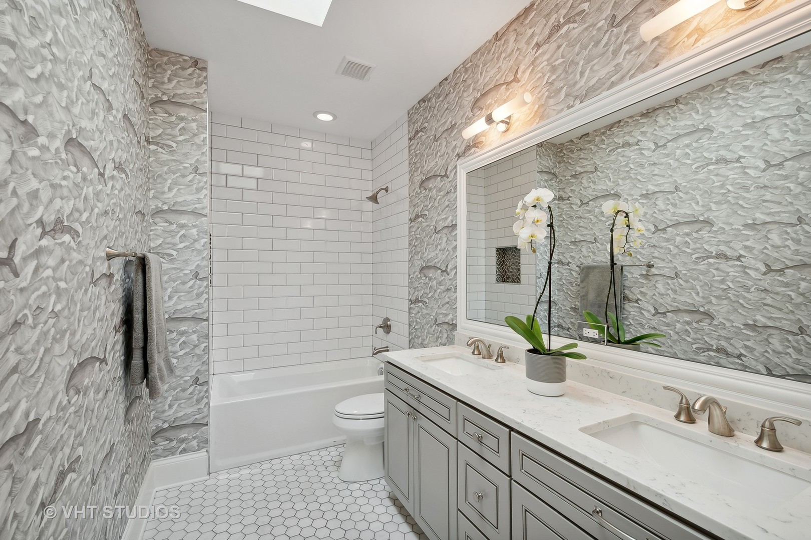 1439 W Farragut Avenue