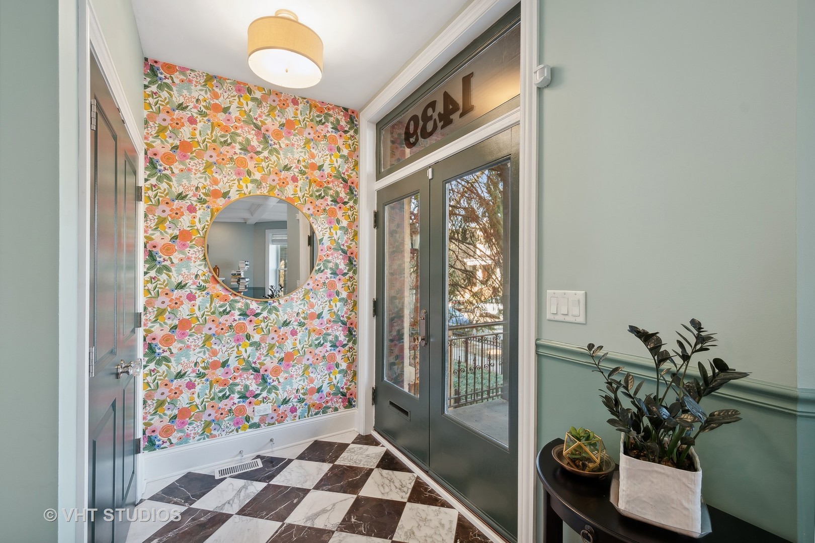 1439 W Farragut Avenue