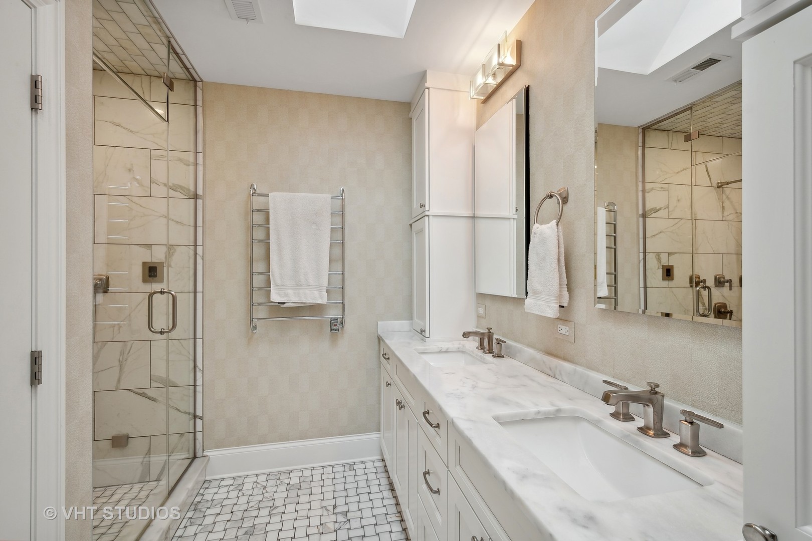 1439 W Farragut Avenue