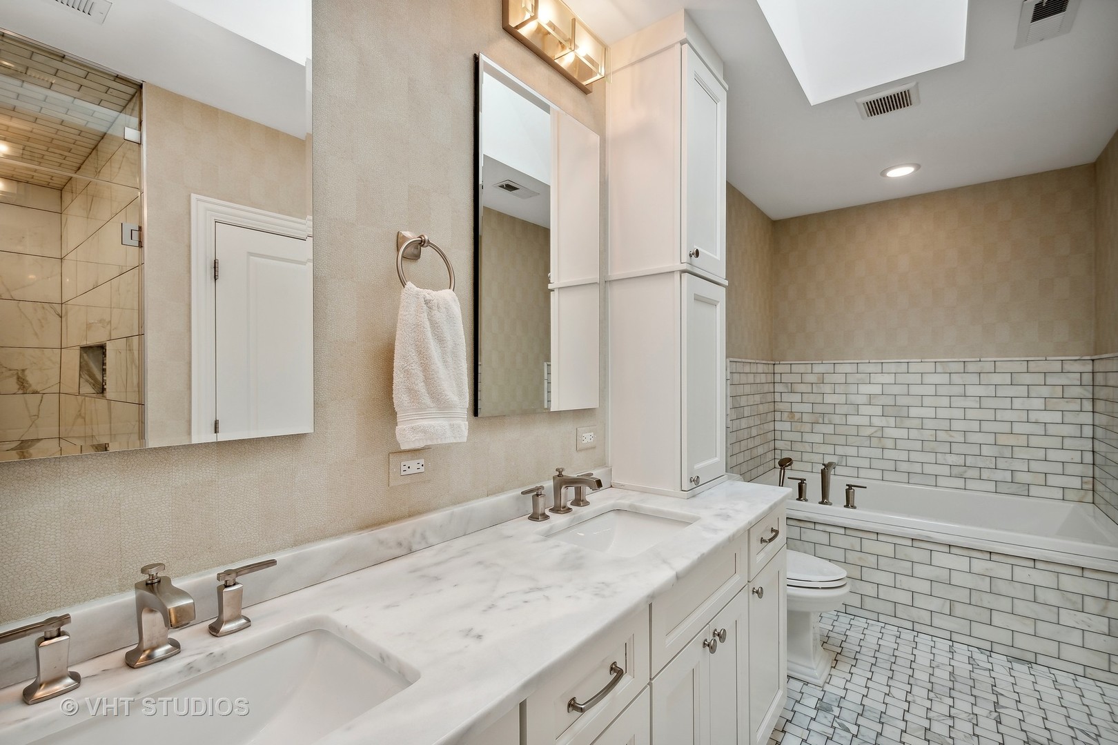 1439 W Farragut Avenue