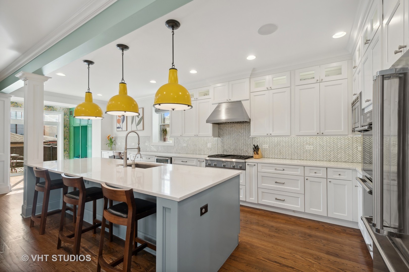 1439 W Farragut Avenue