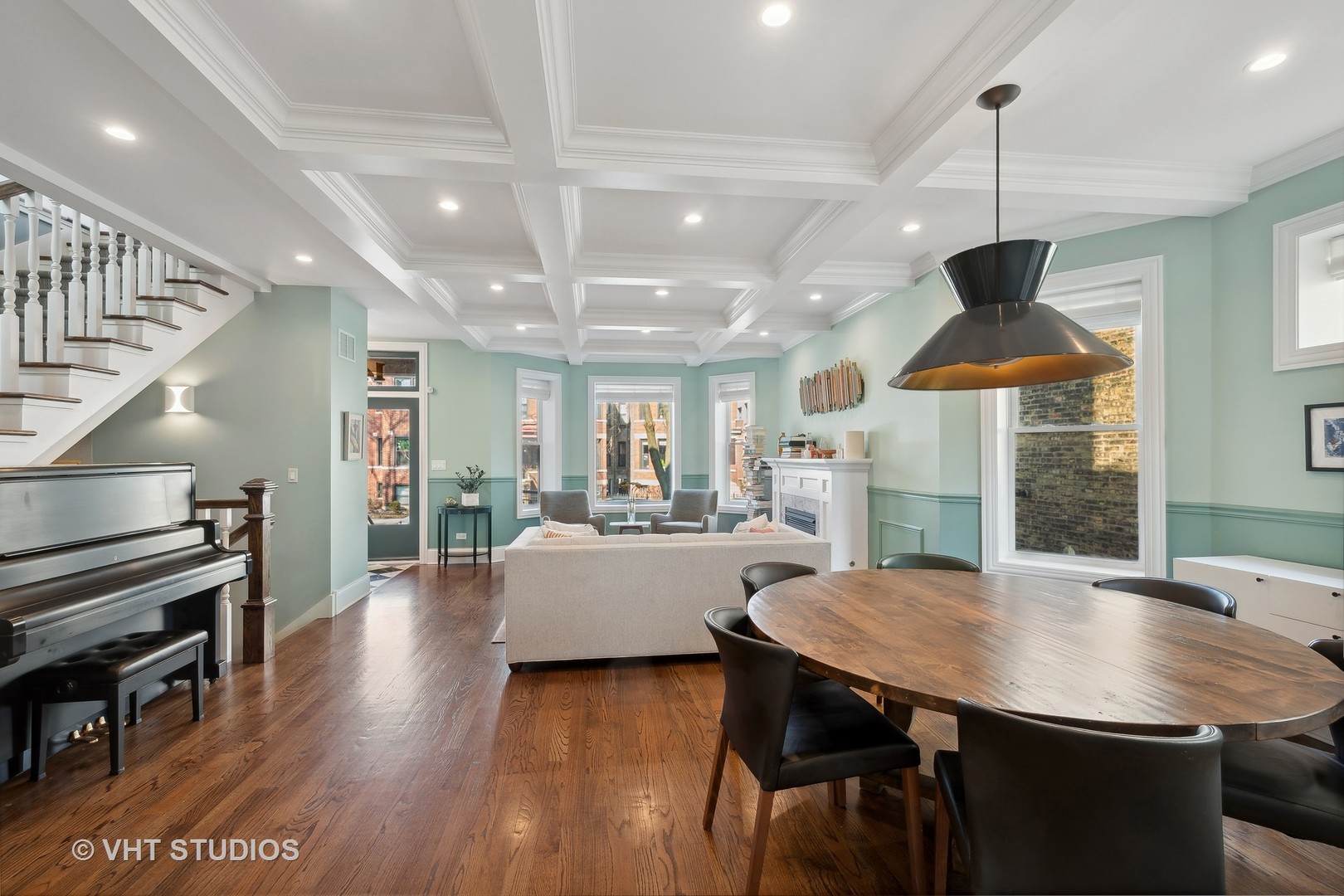 1439 W Farragut Avenue