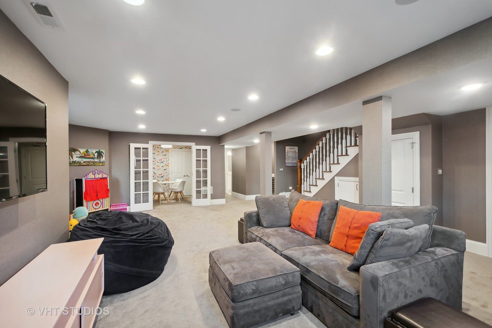 1439 W Farragut Avenue