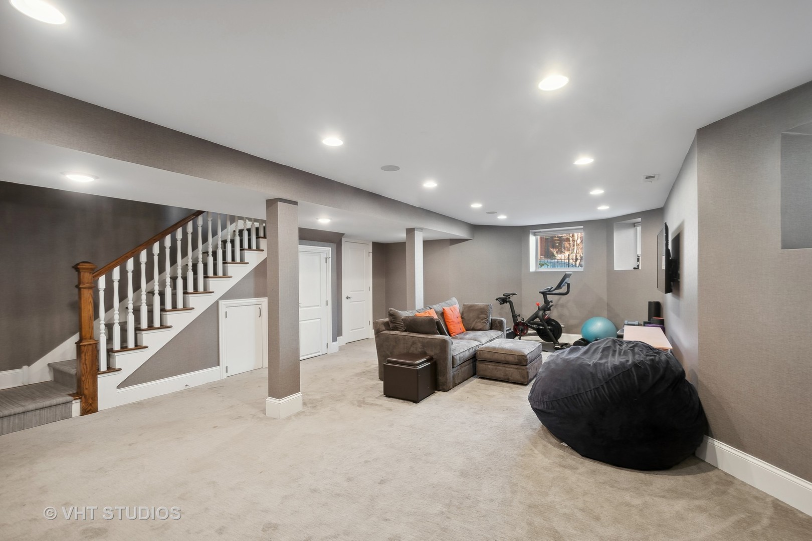 1439 W Farragut Avenue