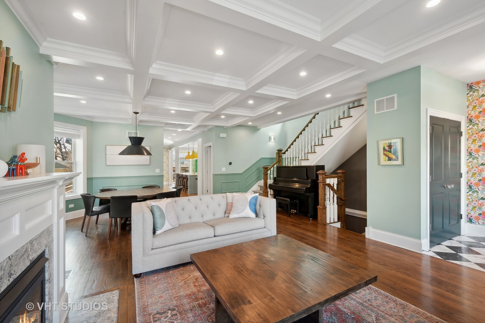 1439 W Farragut Avenue