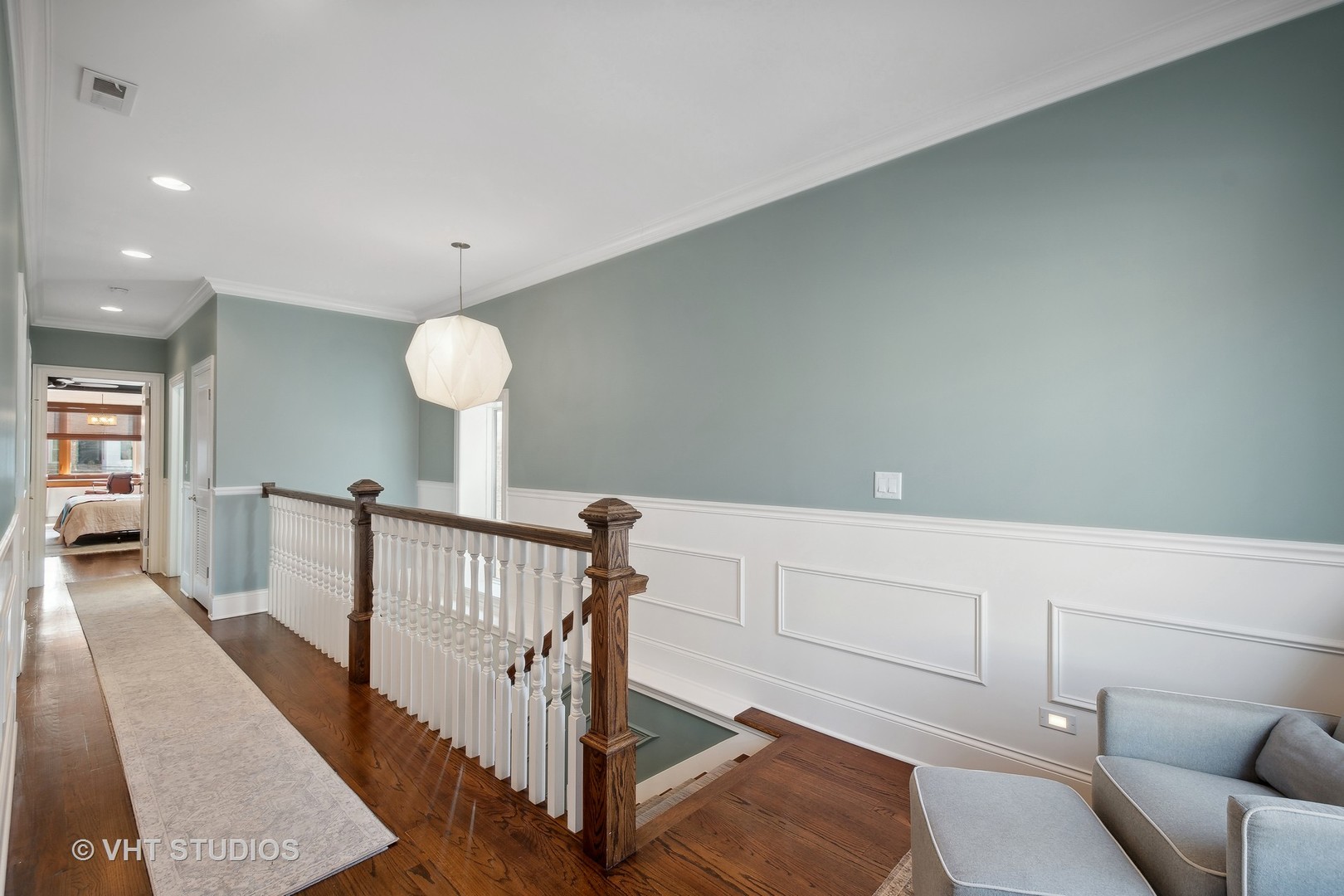 1439 W Farragut Avenue