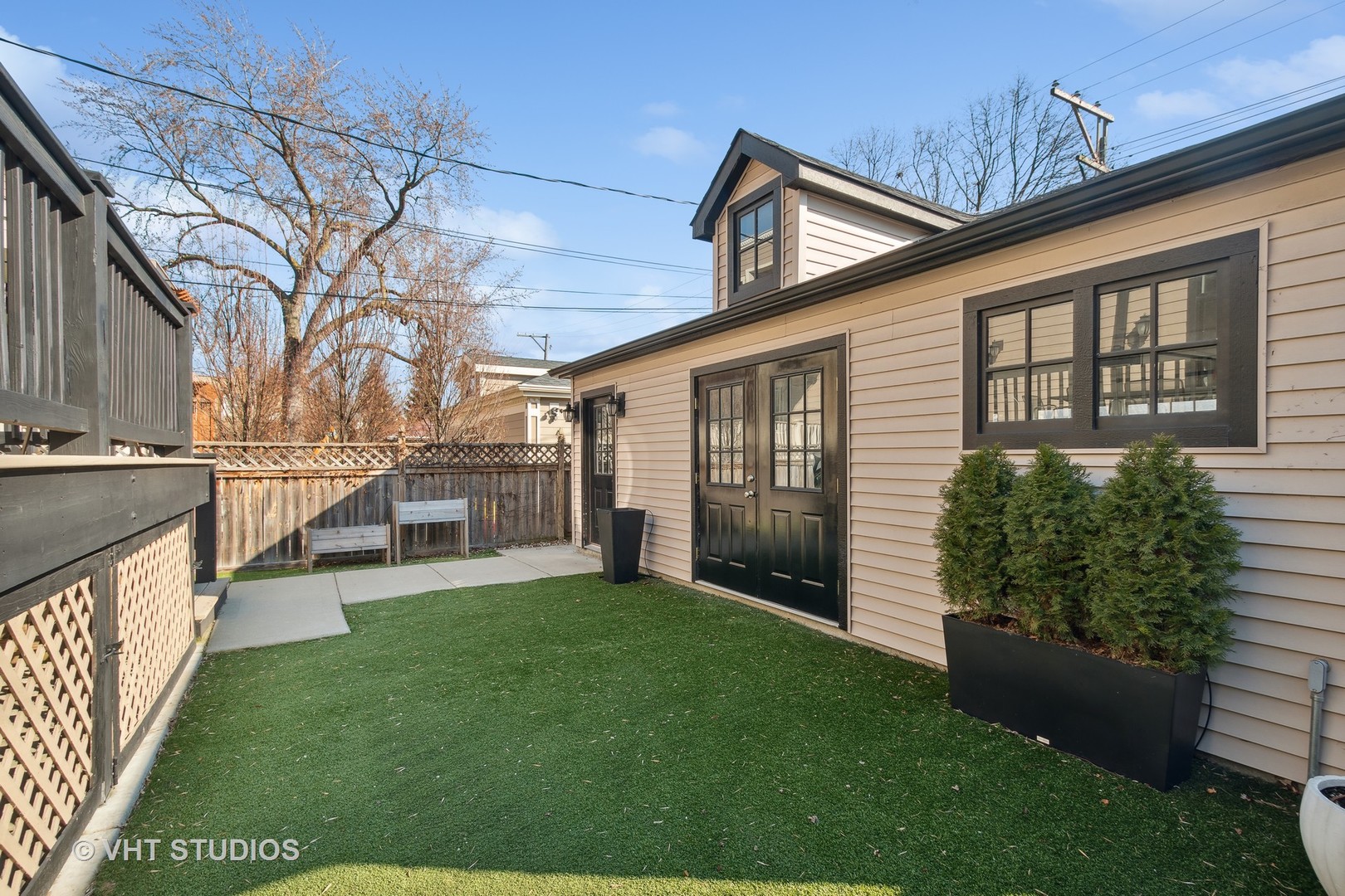 1439 W Farragut Avenue