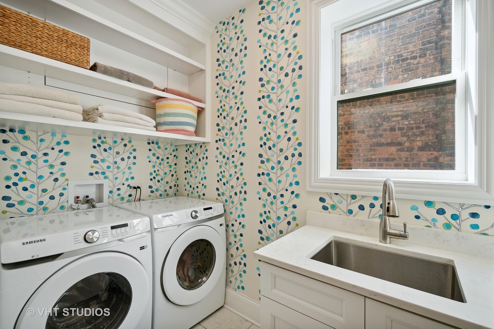 1439 W Farragut Avenue