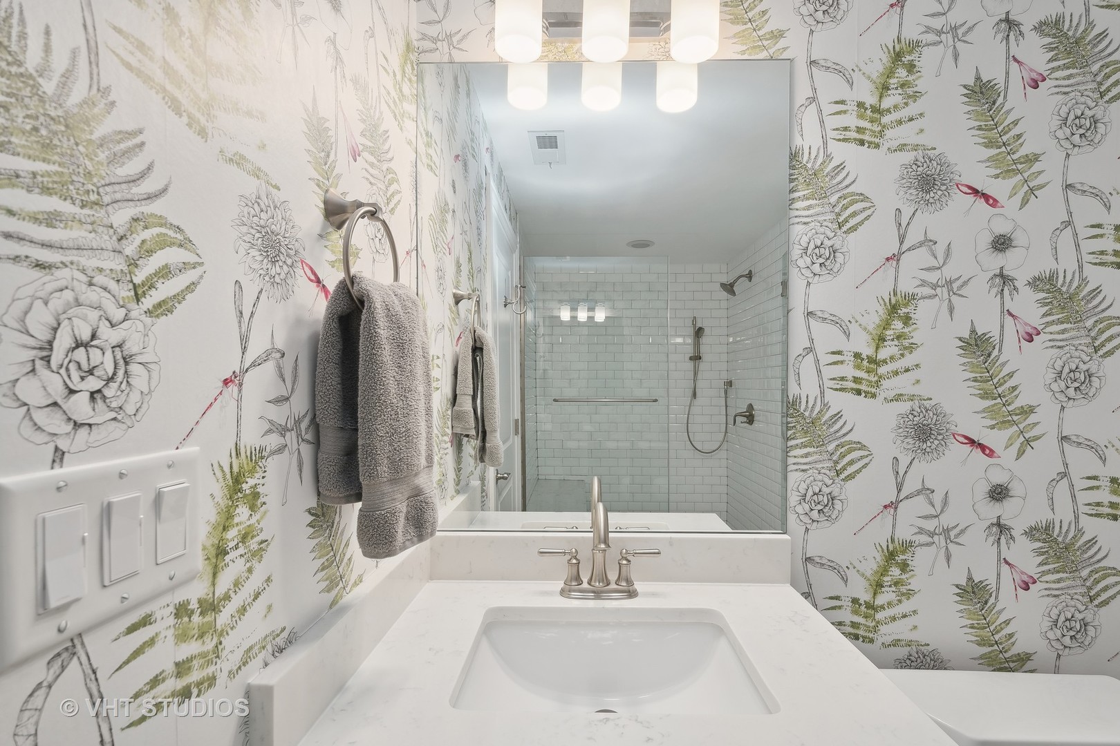 1439 W Farragut Avenue