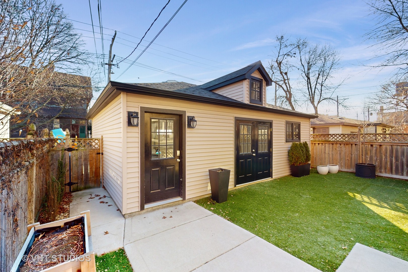 1439 W Farragut Avenue