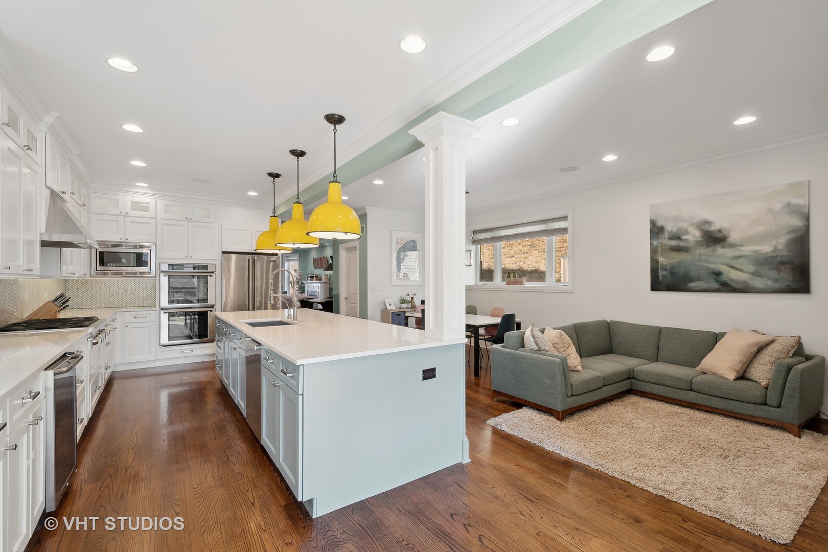 1439 W Farragut Avenue