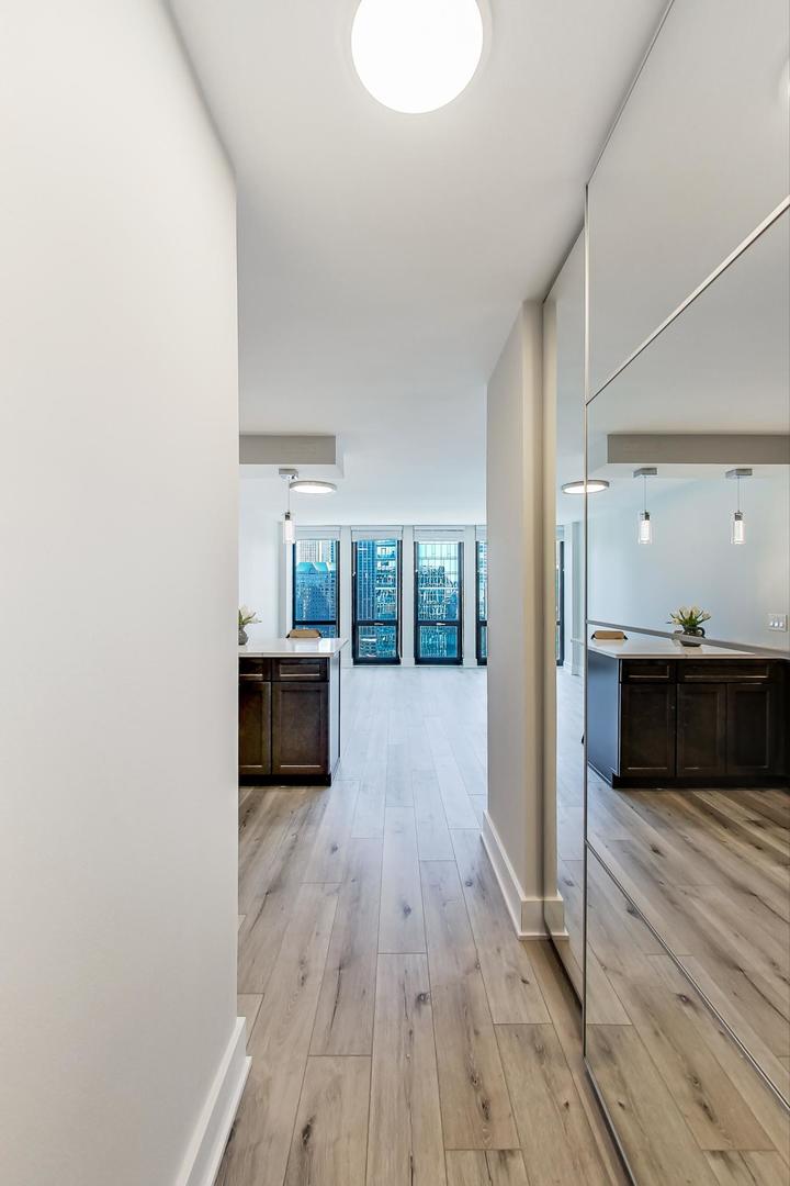 1 E Scott Street Unit: 2106