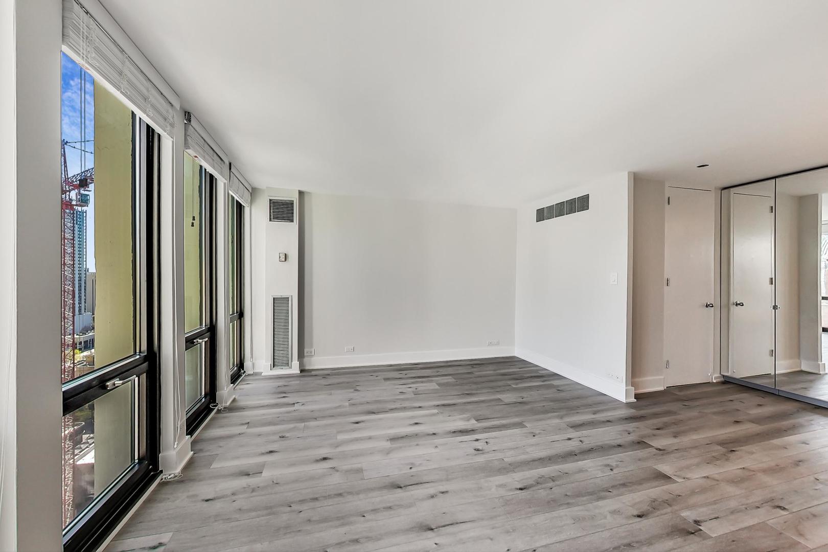 1 E Scott Street Unit: 2106