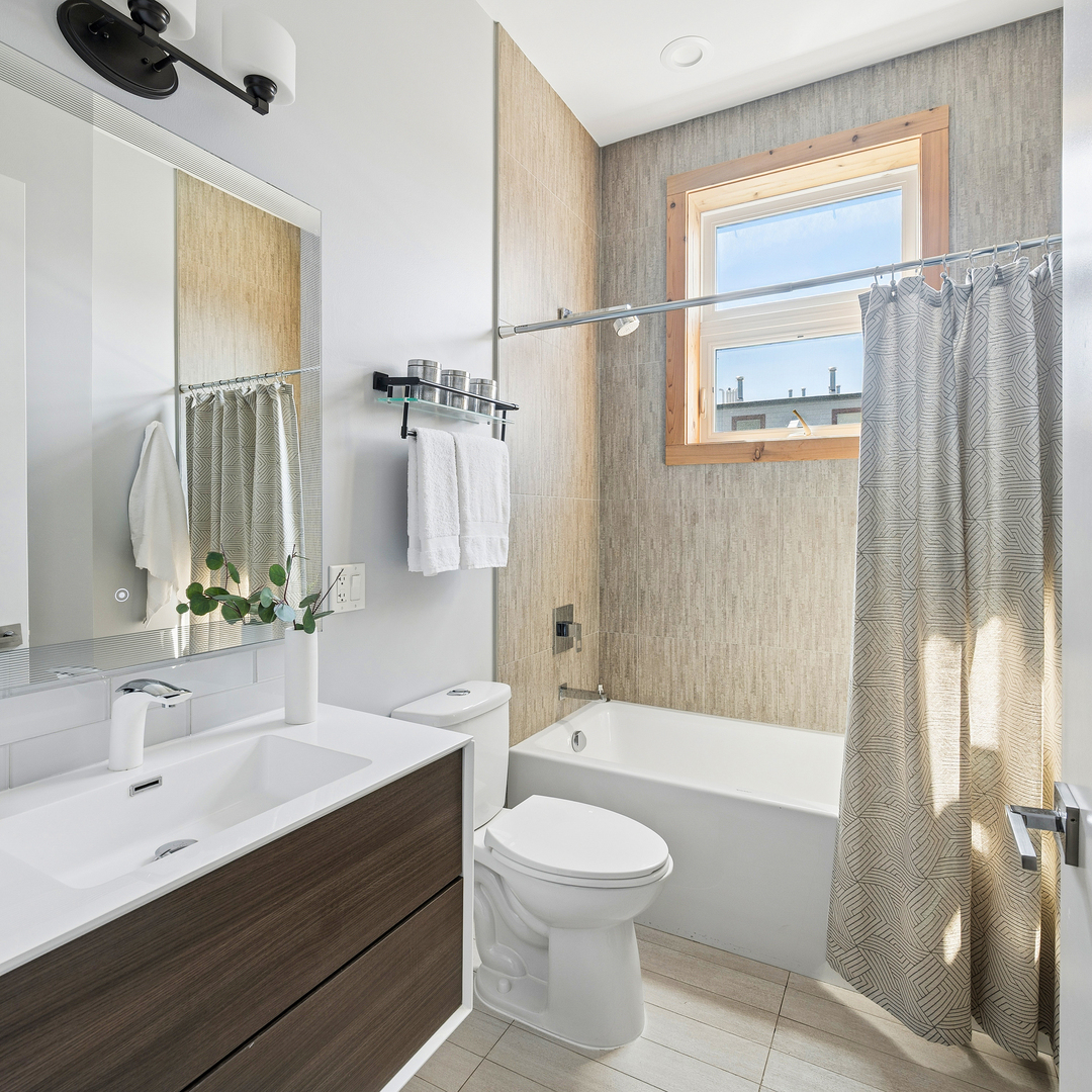 934 N California Avenue Unit: 2S