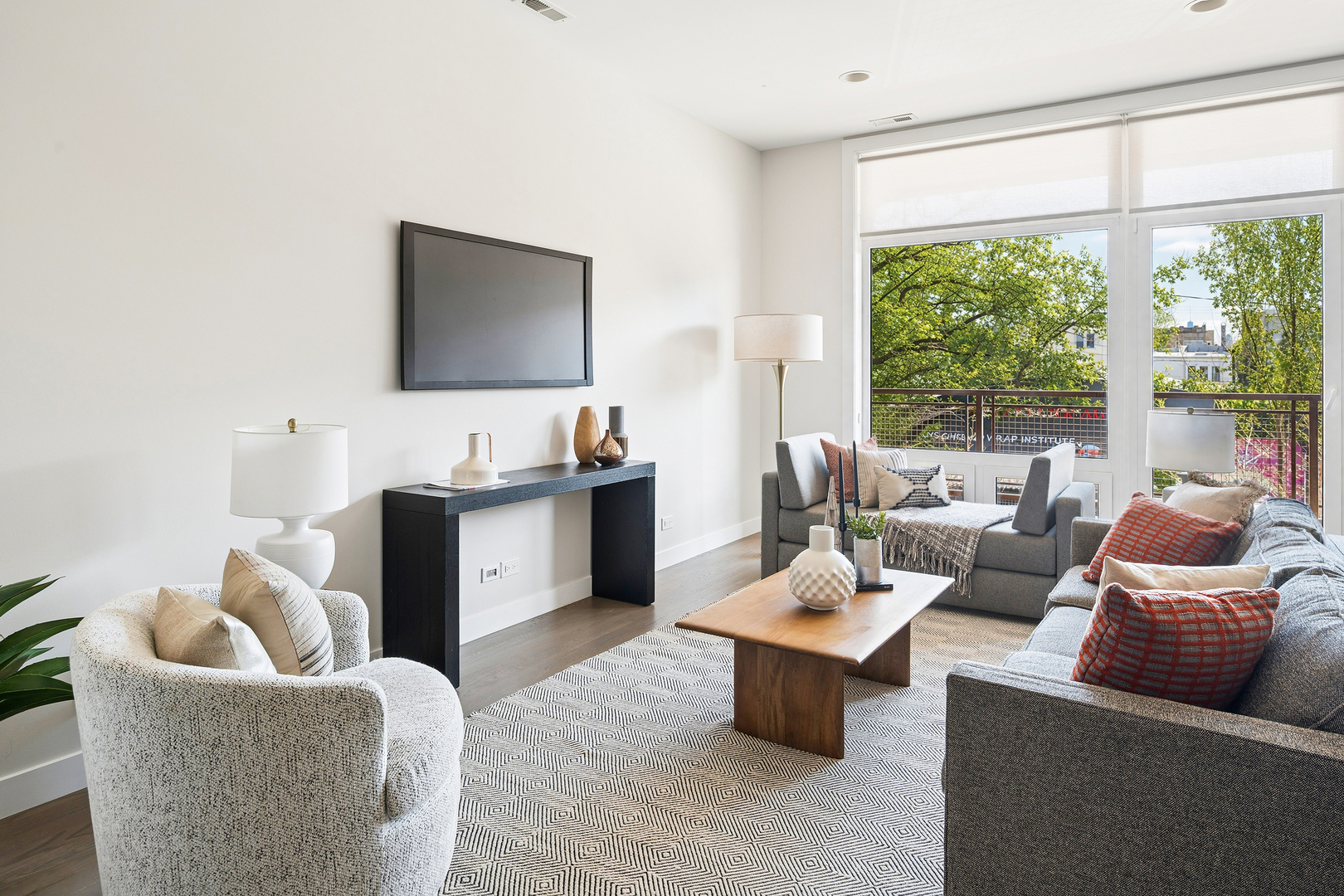 934 N California Avenue Unit: 2S