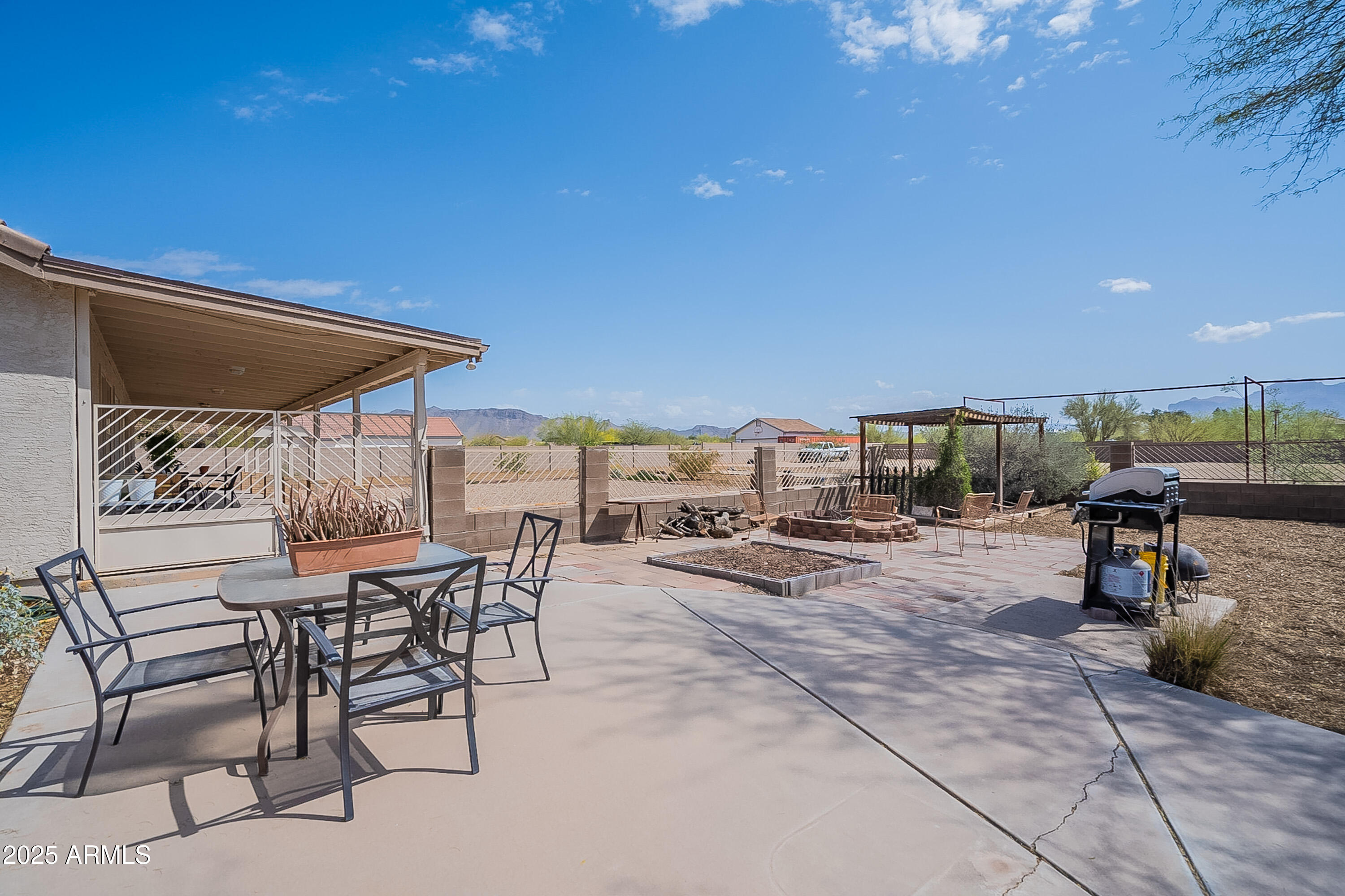 907 N MOUNTAIN Road
