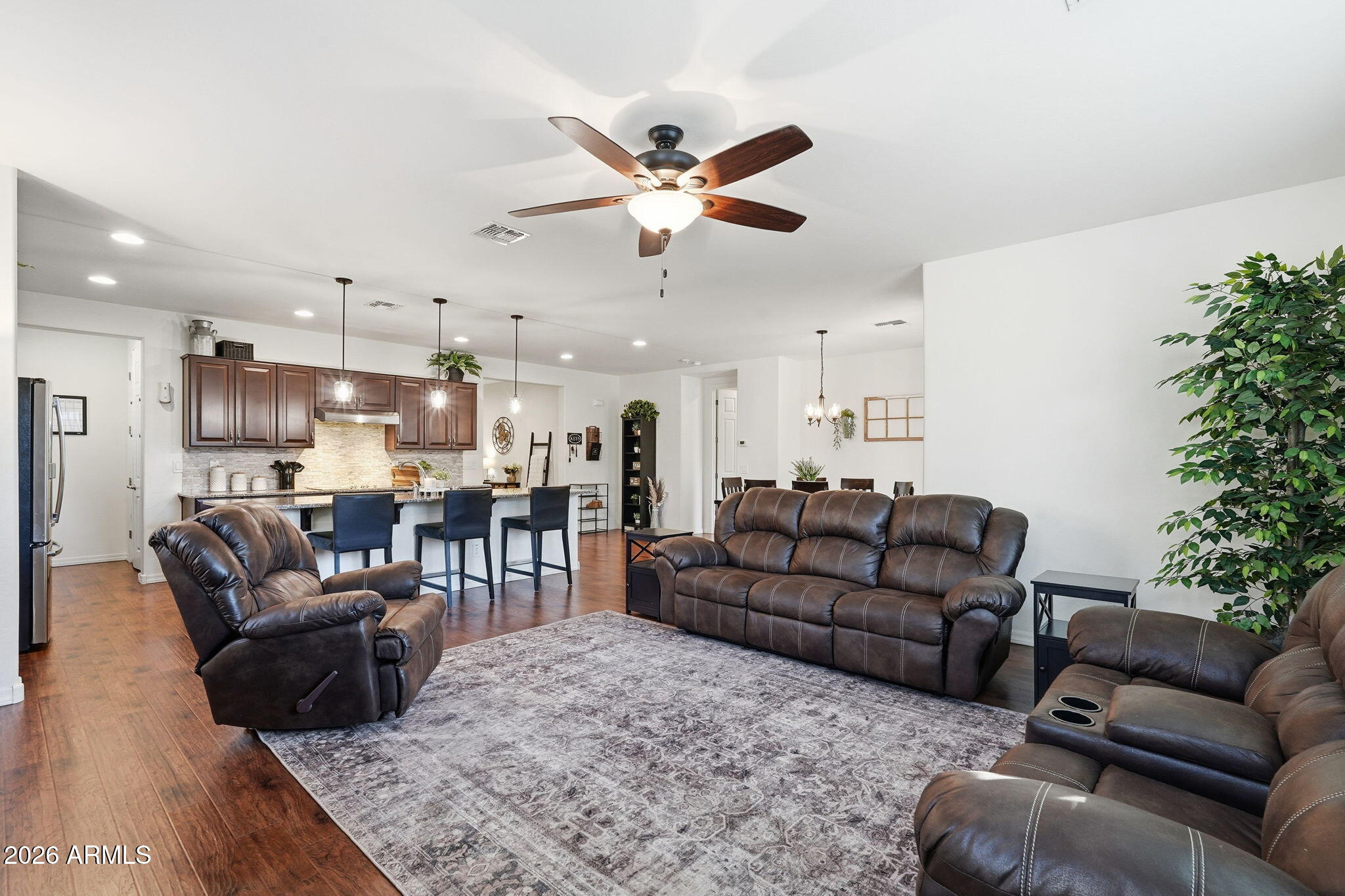 867 W DESERT GLEN Drive