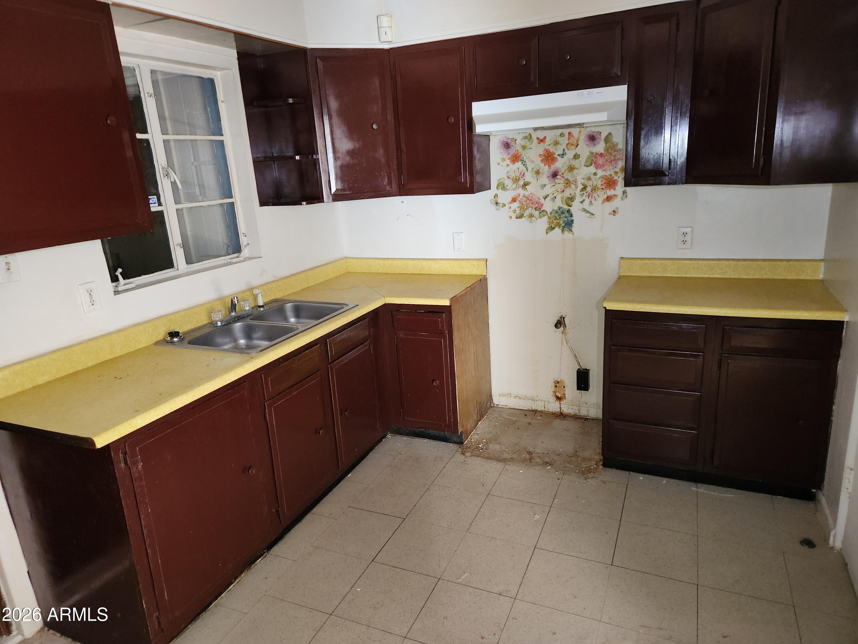 2028 W CLARENDON Avenue