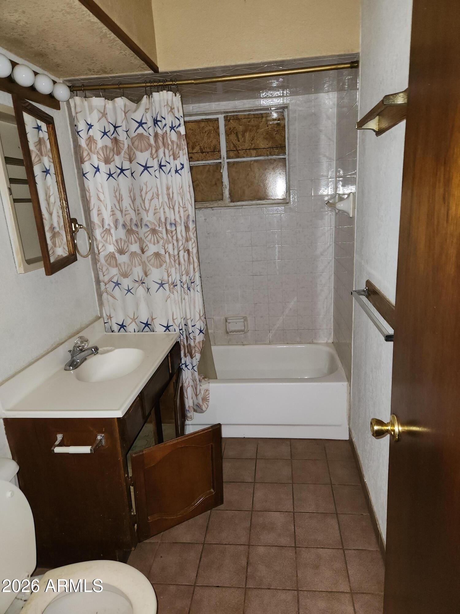 2028 W CLARENDON Avenue