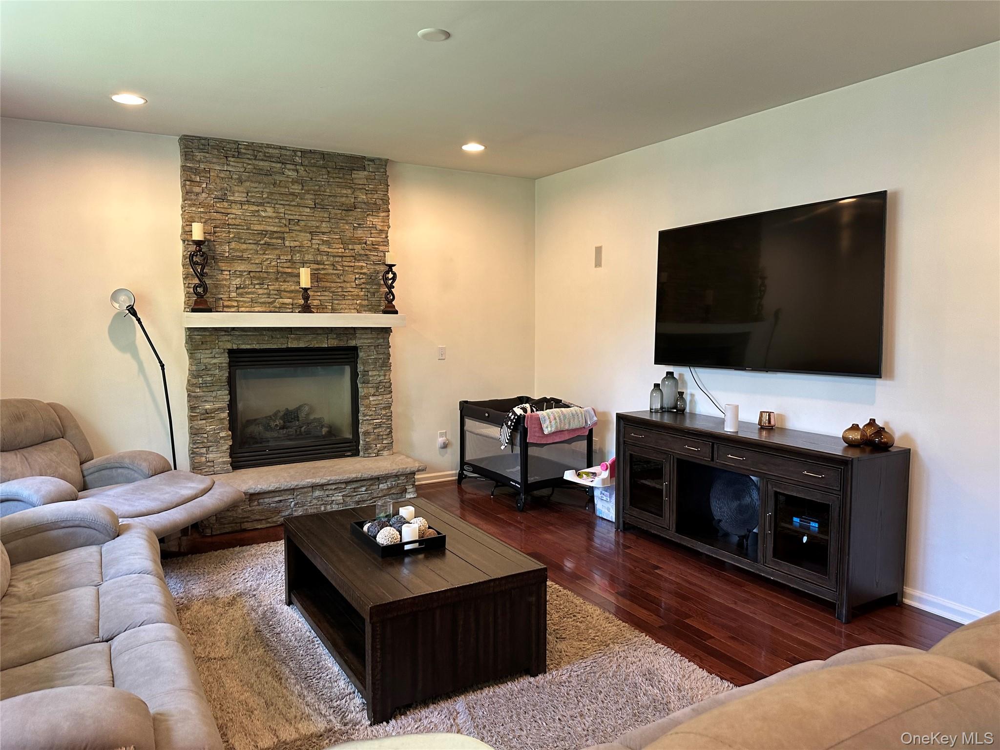 633 CREEKSIDE Lane
