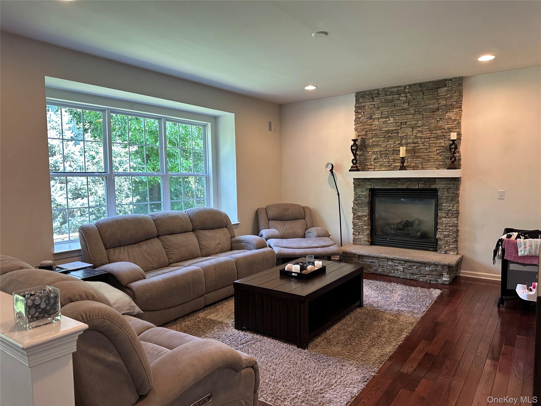 633 CREEKSIDE Lane