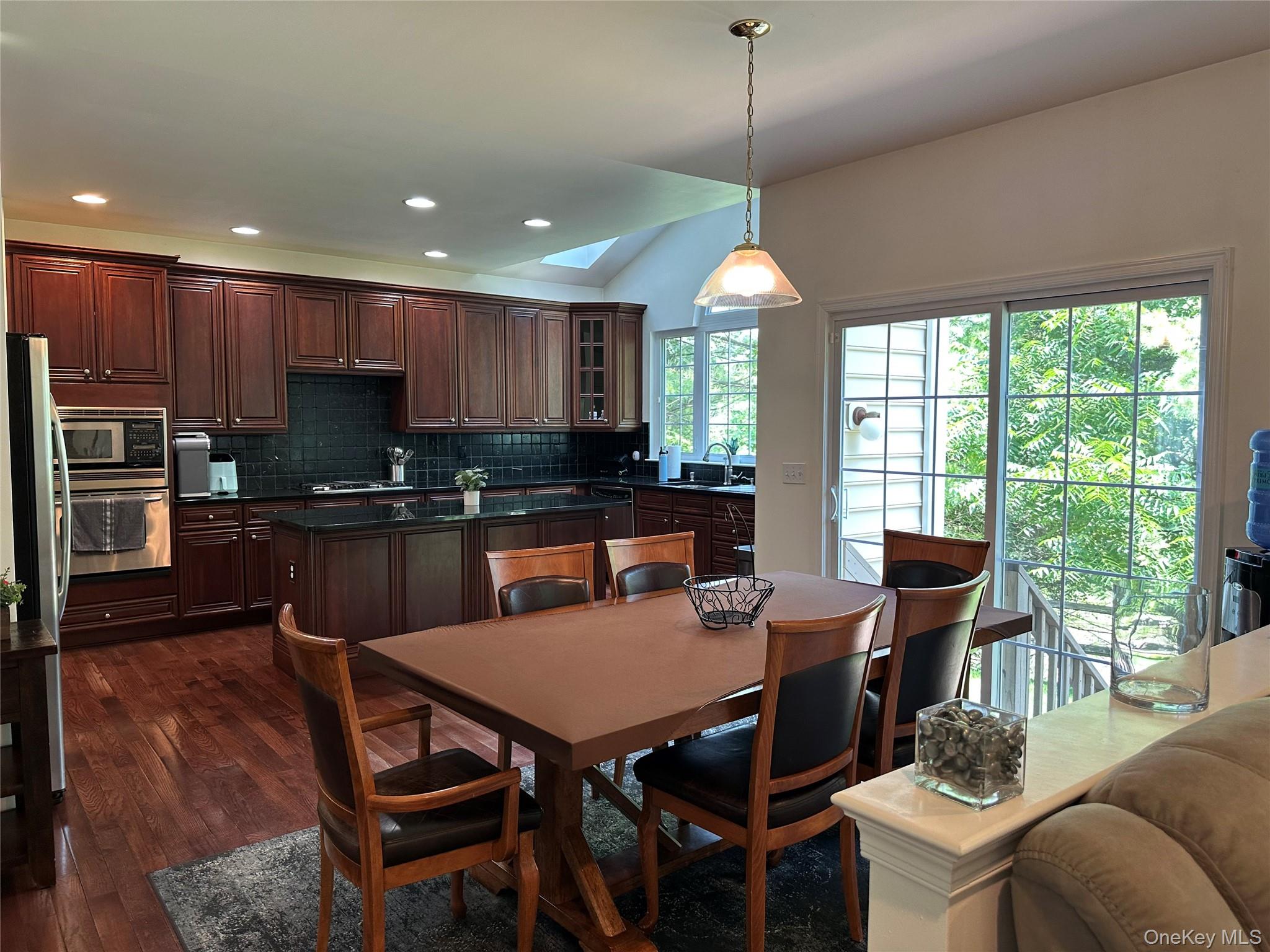 633 CREEKSIDE Lane