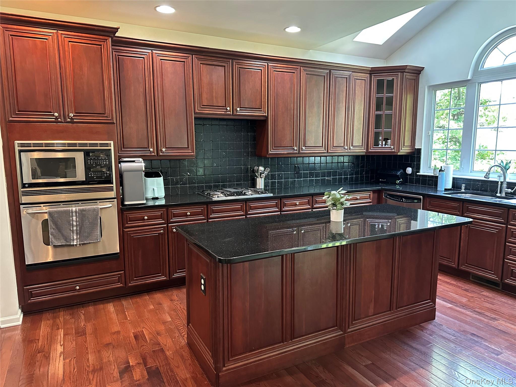633 CREEKSIDE Lane