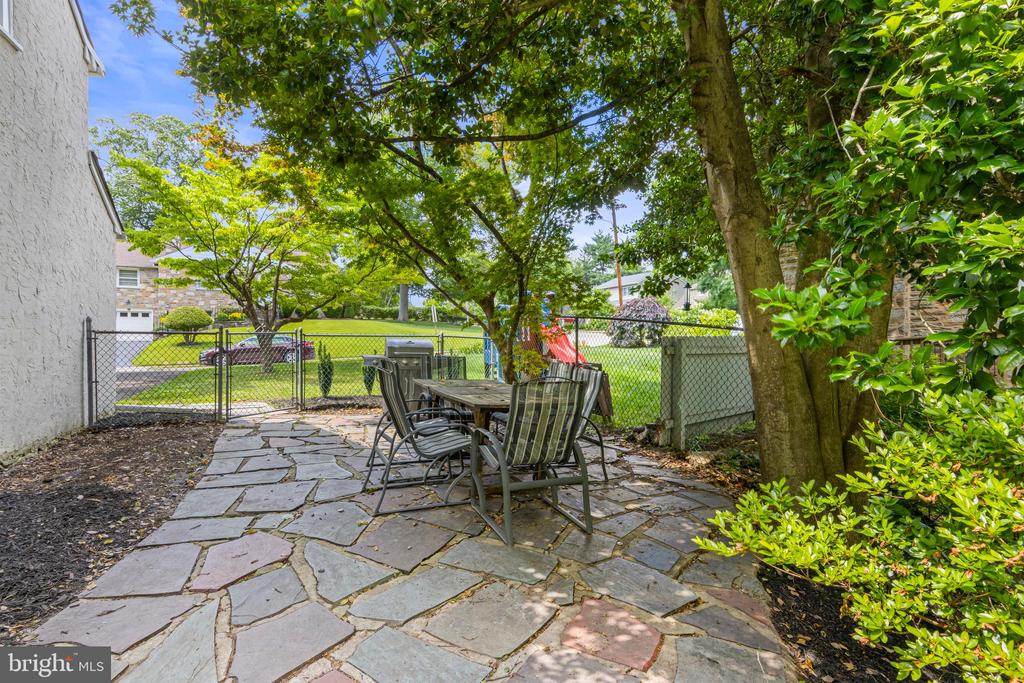220 WALNUT LANE