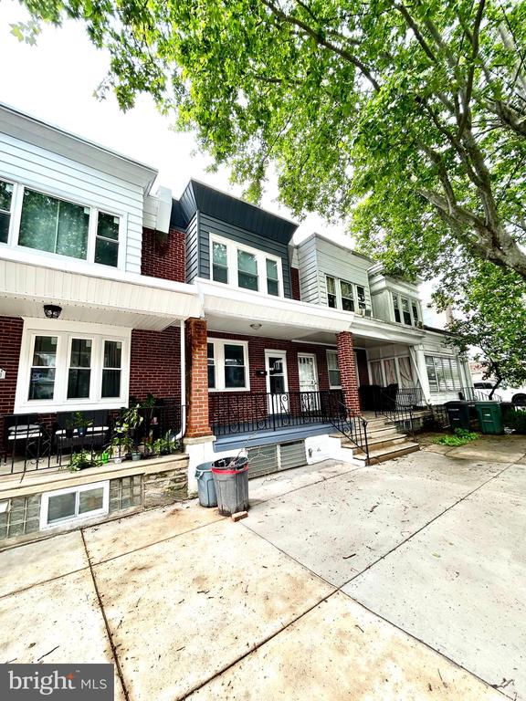 1116 E SANGER STREET