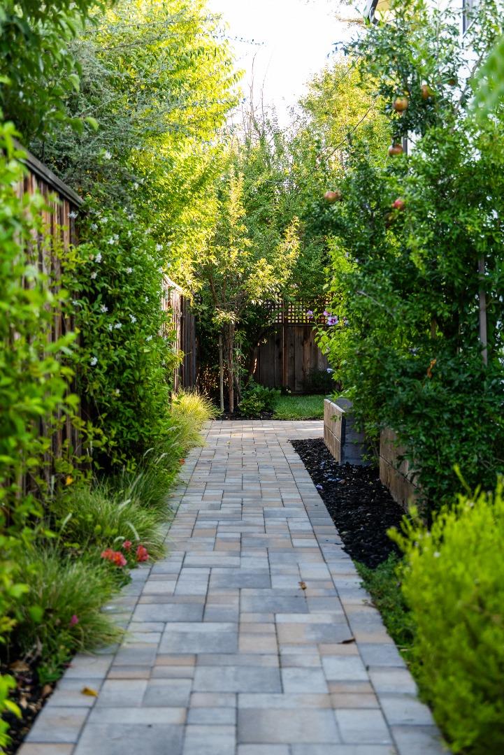 2886 Emerson ST