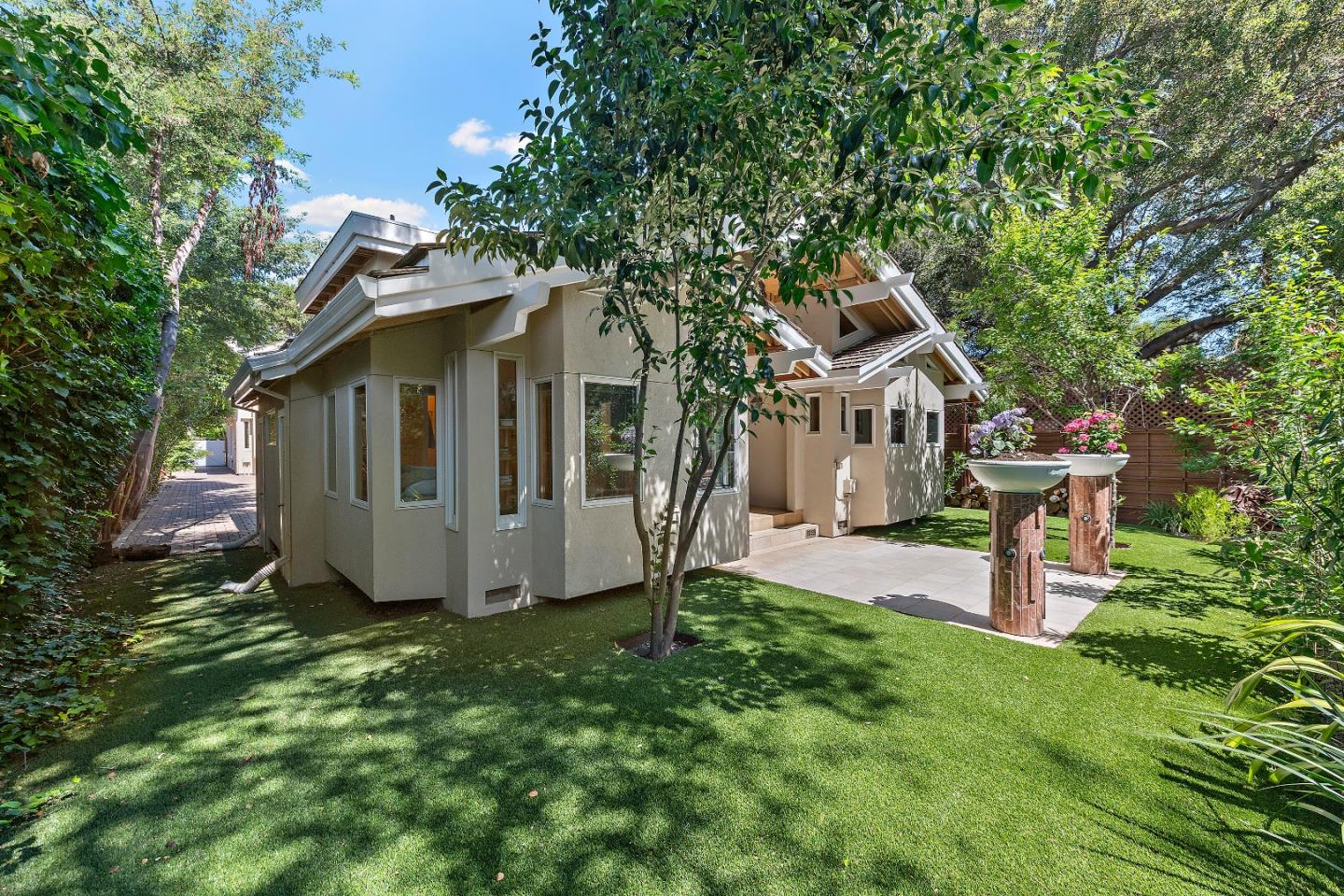 148 Kingsley AVE