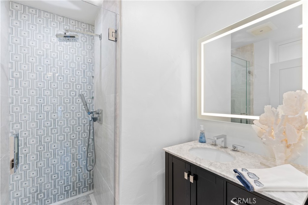 215 E Edgewater