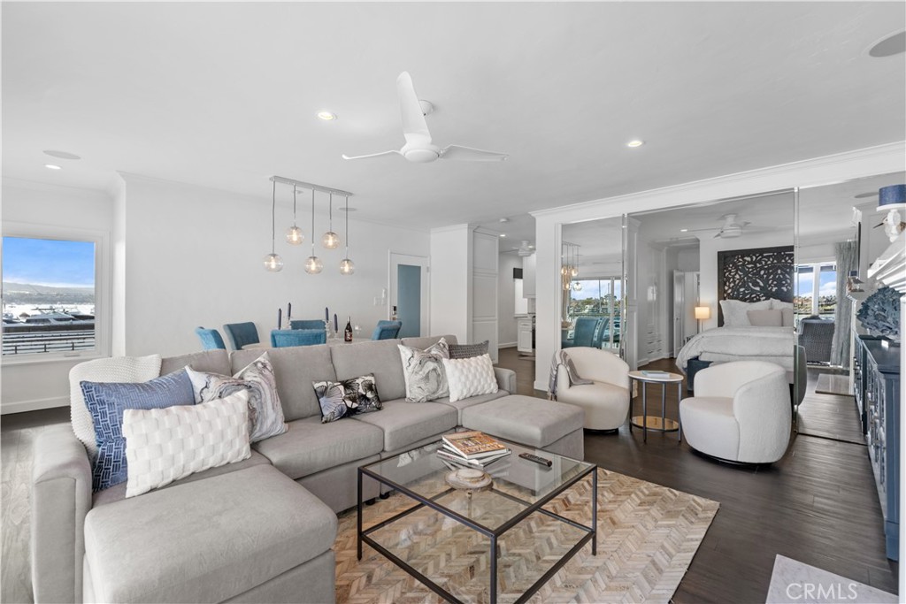 215 E Edgewater