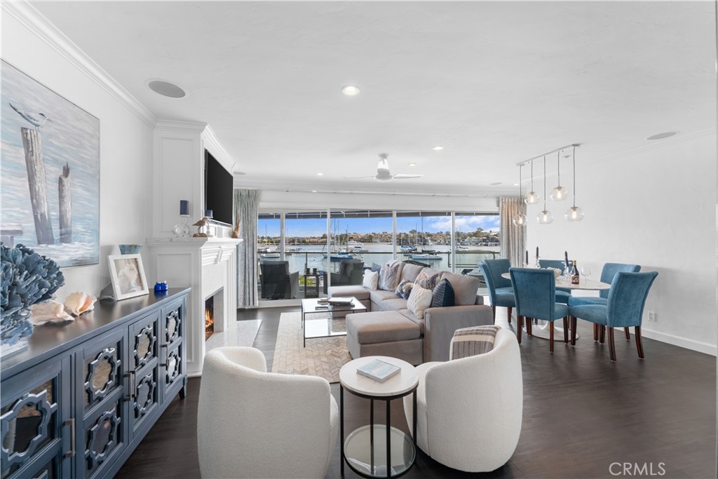 215 E Edgewater