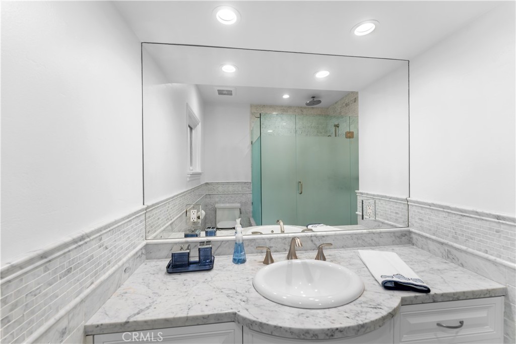 215 E Edgewater