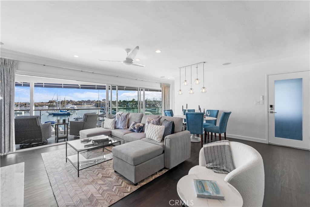 215 E Edgewater