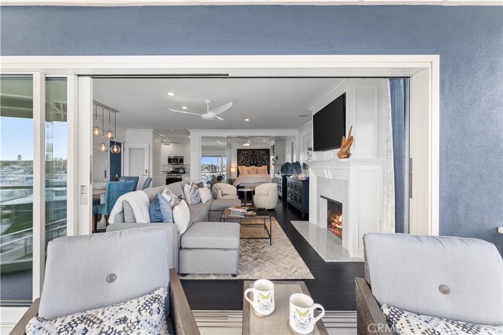 215 E Edgewater