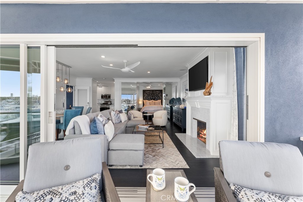 215 E Edgewater