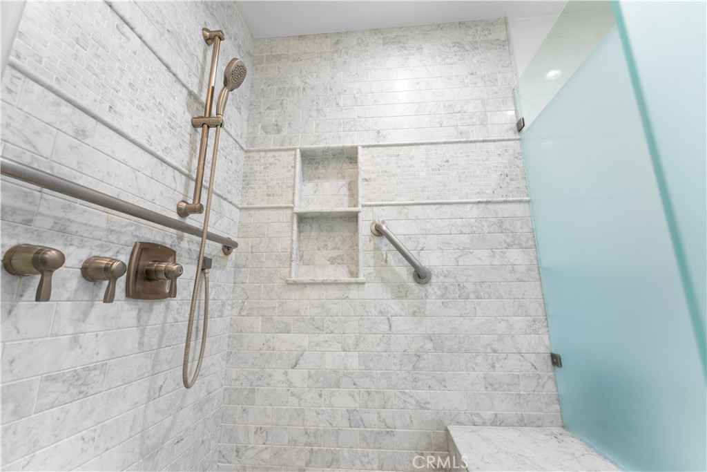 215 E Edgewater