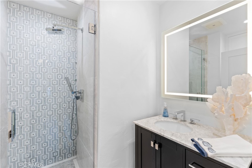 215 E Edgewater