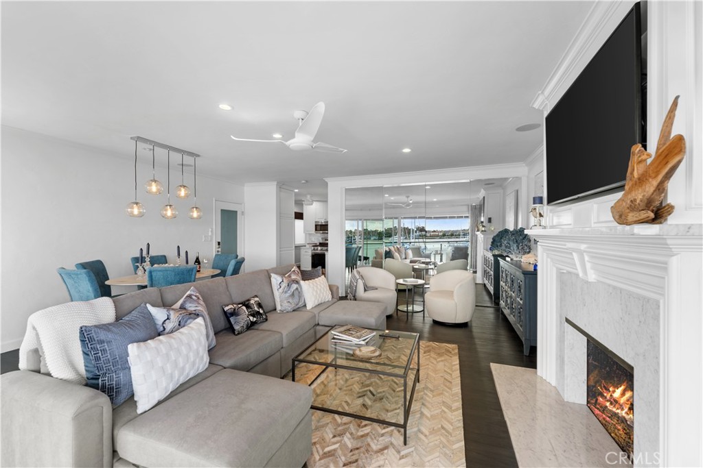 215 E Edgewater
