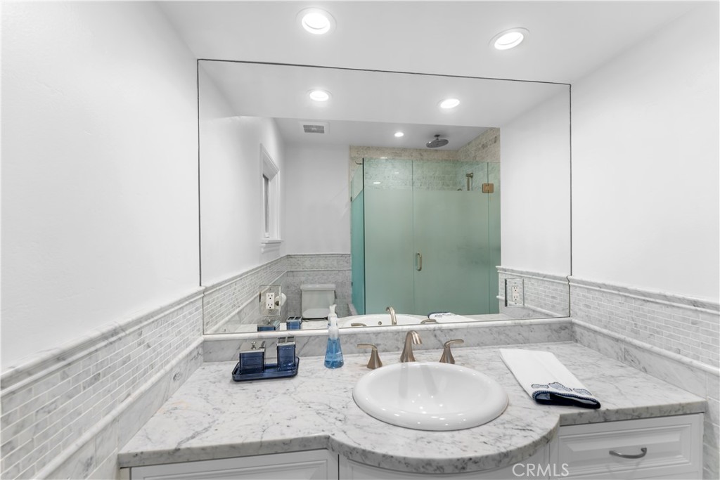 215 E Edgewater