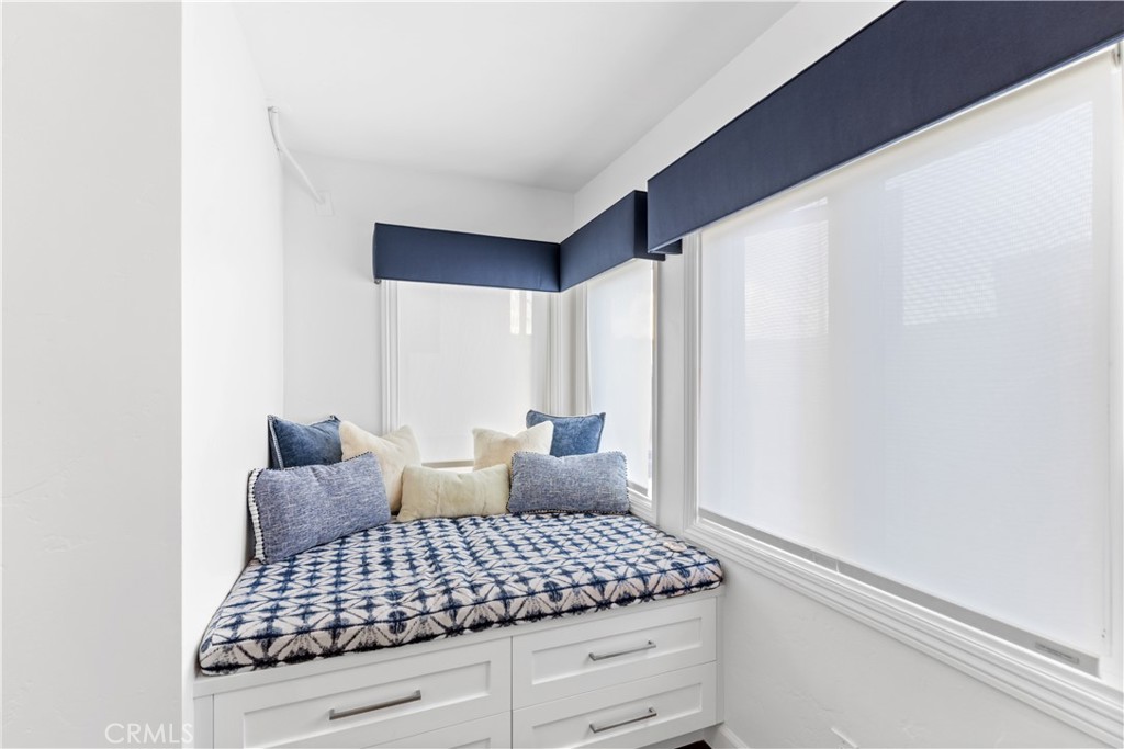 215 E Edgewater