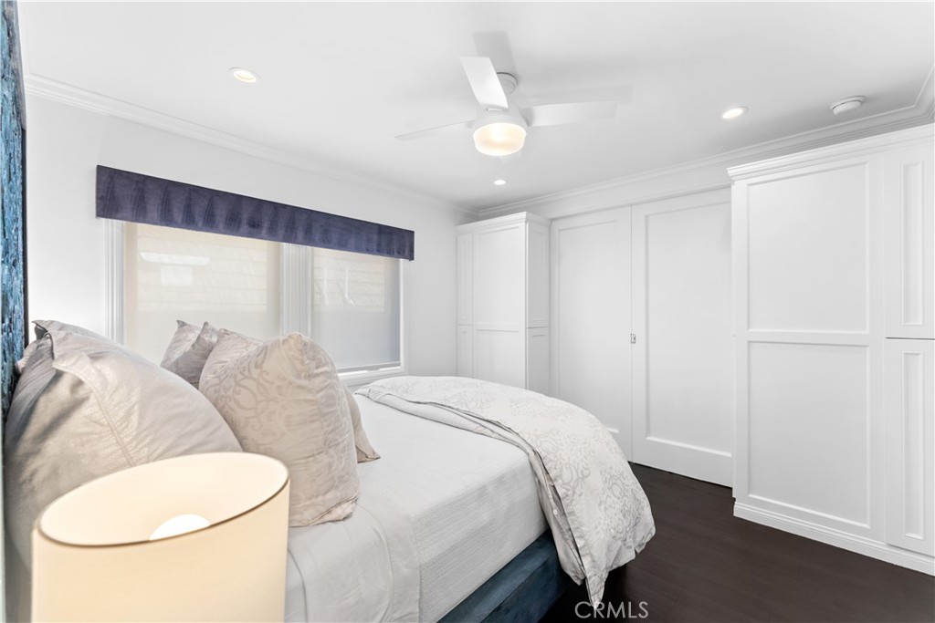 215 E Edgewater