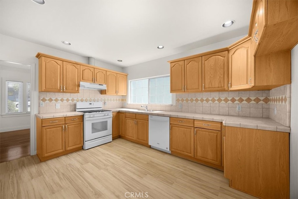 1068 E 9th Street