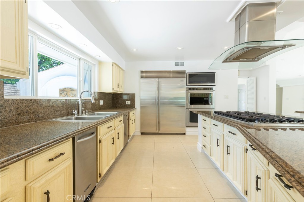 16379 Meadowridge Road