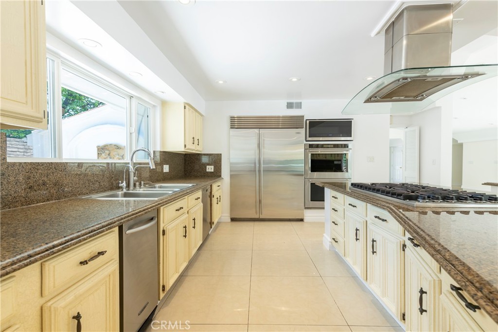 16379 Meadowridge Road