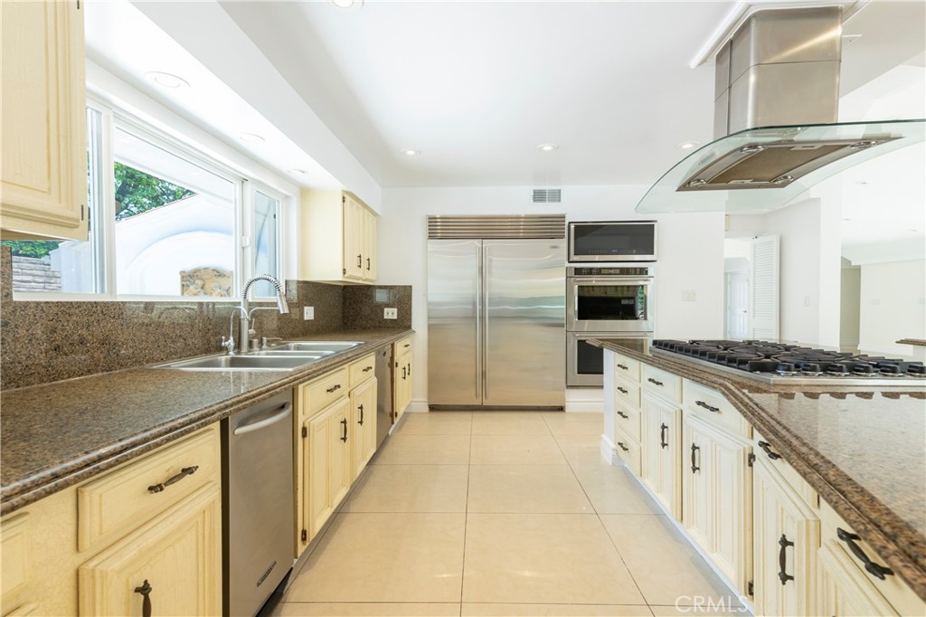 16379 Meadowridge Road